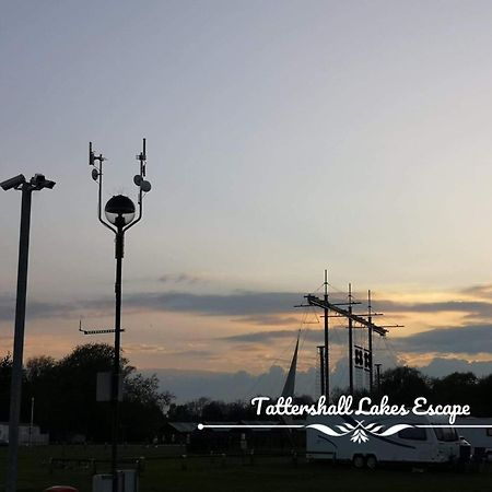 Meridian Tattershall Lakes Escape - Lakeside Lodge Caravan With A Fishing Peg Luxury Hot Tub Ngoại thất bức ảnh