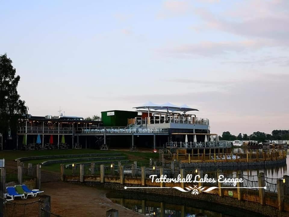 Meridian Tattershall Lakes Escape - Lakeside Lodge Caravan With A Fishing Peg Luxury Hot Tub Ngoại thất bức ảnh