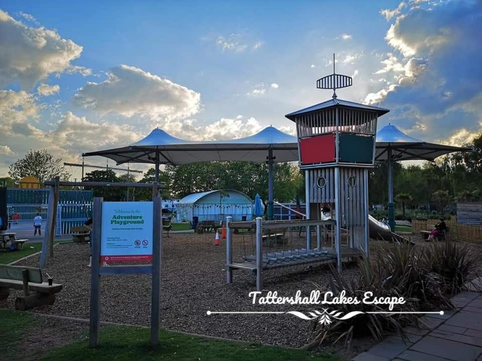 Meridian Tattershall Lakes Escape - Lakeside Lodge Caravan With A Fishing Peg Luxury Hot Tub Ngoại thất bức ảnh