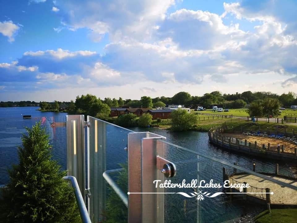 Meridian Tattershall Lakes Escape - Lakeside Lodge Caravan With A Fishing Peg Luxury Hot Tub Ngoại thất bức ảnh