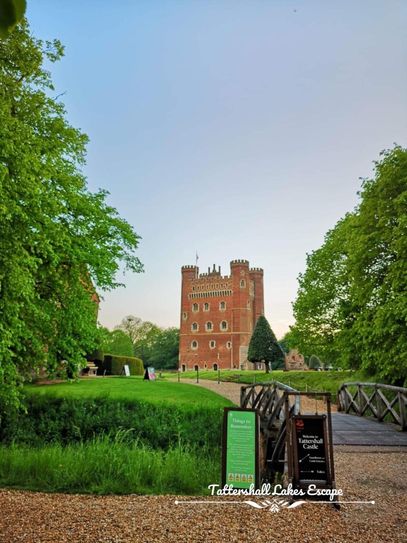 Meridian Tattershall Lakes Escape - Lakeside Lodge Caravan With A Fishing Peg Luxury Hot Tub Ngoại thất bức ảnh