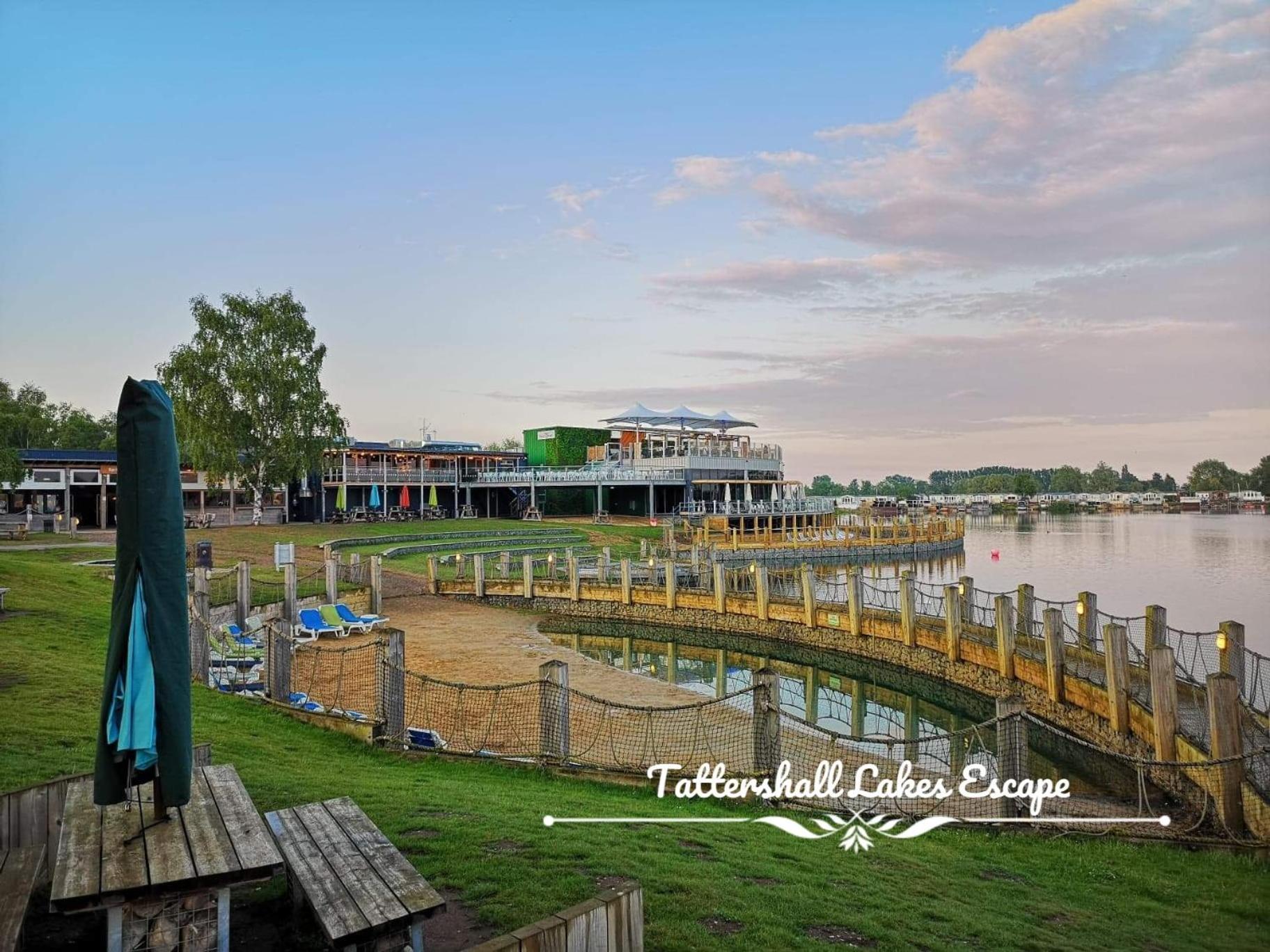 Meridian Tattershall Lakes Escape - Lakeside Lodge Caravan With A Fishing Peg Luxury Hot Tub Ngoại thất bức ảnh
