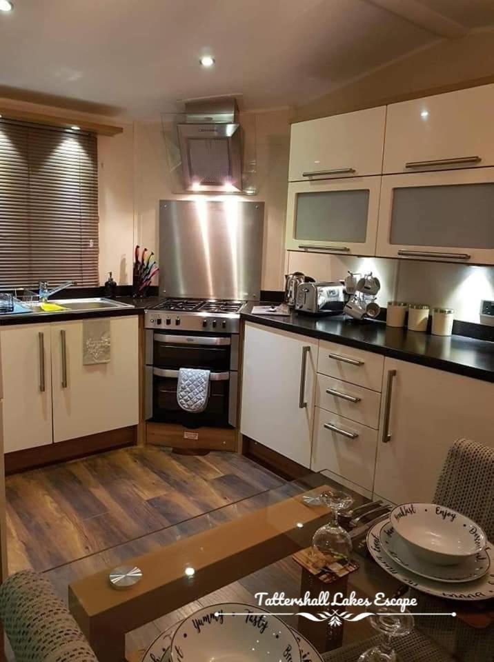 Meridian Tattershall Lakes Escape - Lakeside Lodge Caravan With A Fishing Peg Luxury Hot Tub Ngoại thất bức ảnh