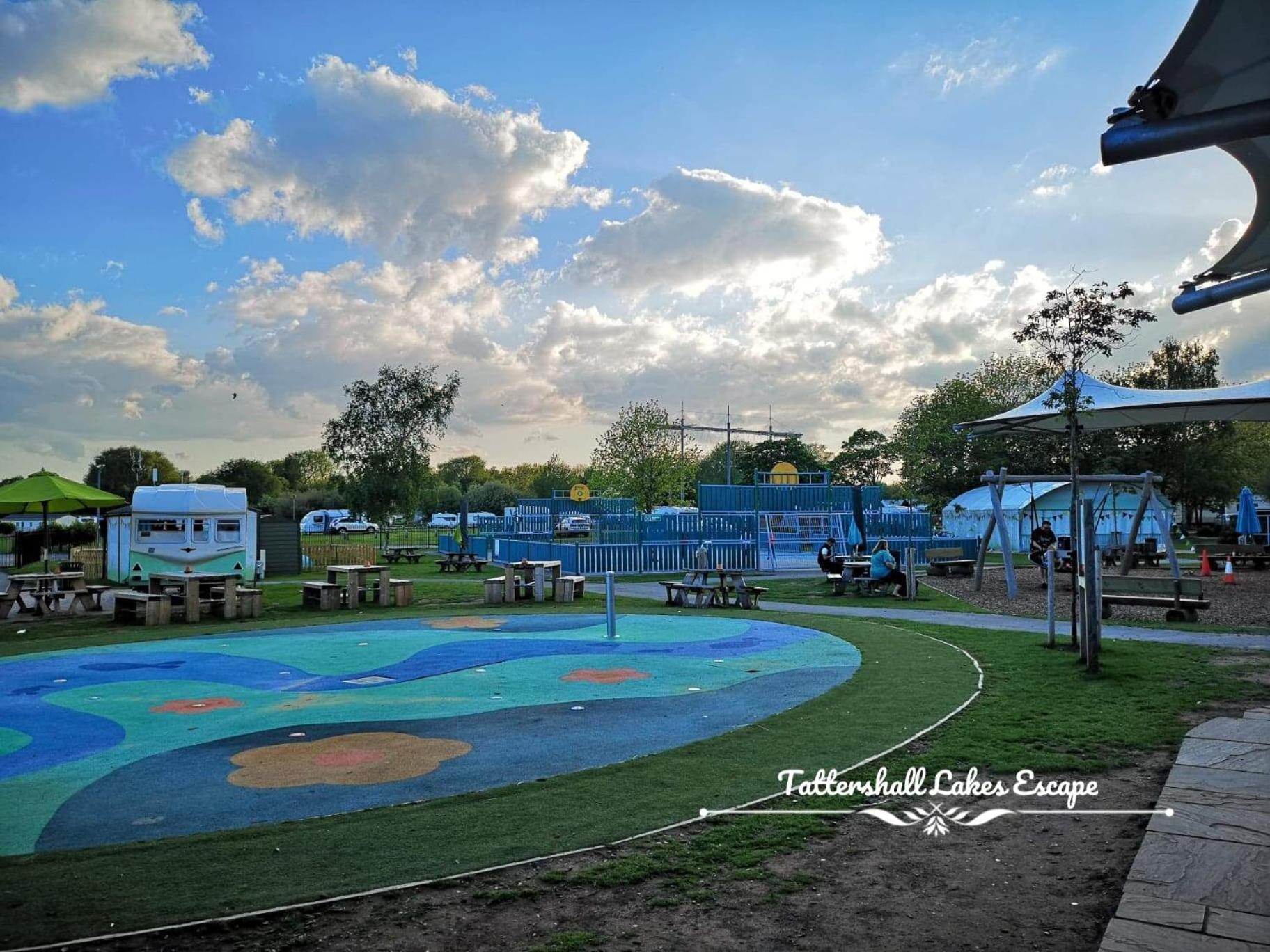 Meridian Tattershall Lakes Escape - Lakeside Lodge Caravan With A Fishing Peg Luxury Hot Tub Ngoại thất bức ảnh