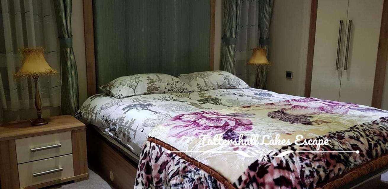 Meridian Tattershall Lakes Escape - Lakeside Lodge Caravan With A Fishing Peg Luxury Hot Tub Ngoại thất bức ảnh