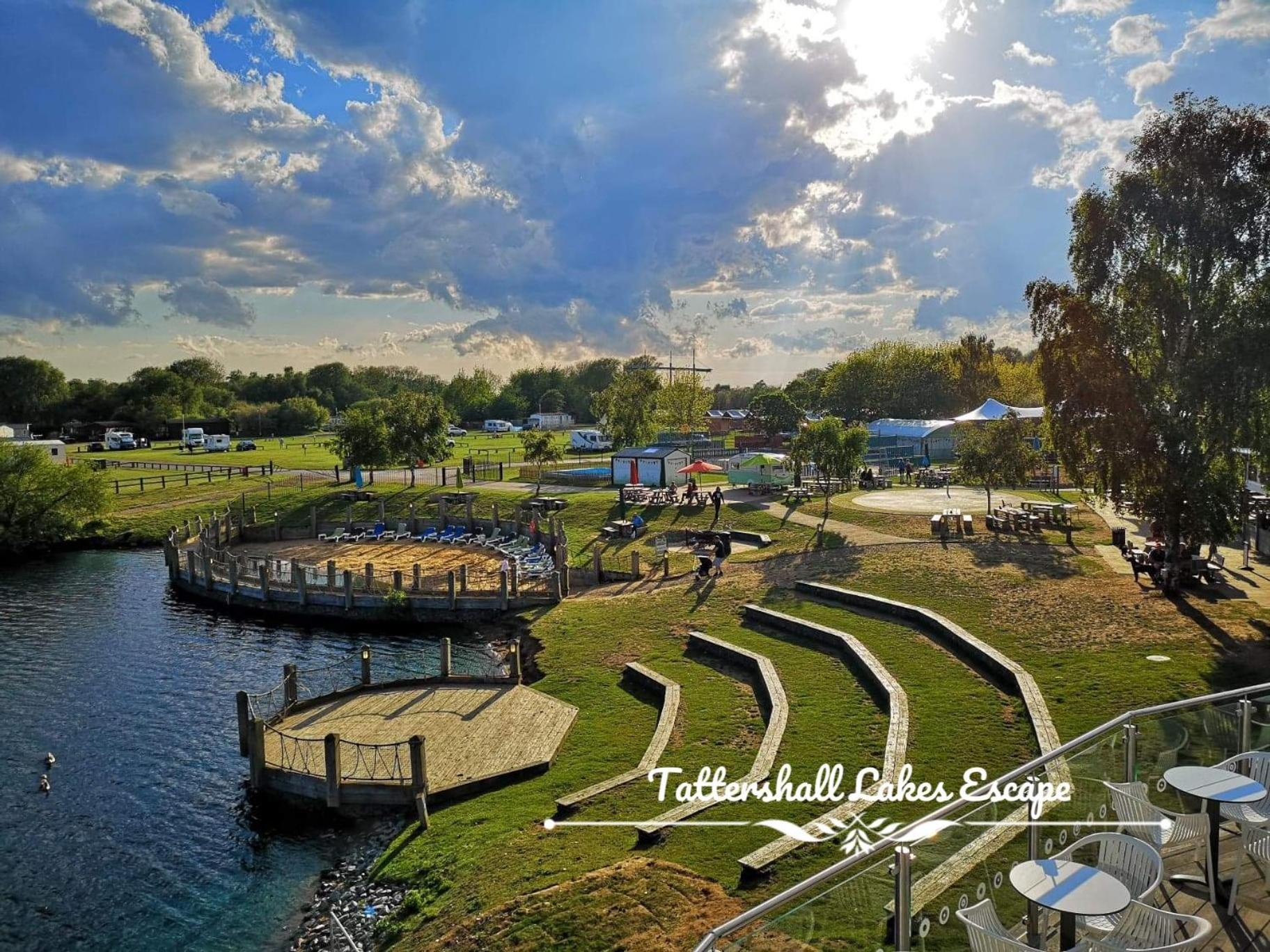 Meridian Tattershall Lakes Escape - Lakeside Lodge Caravan With A Fishing Peg Luxury Hot Tub Ngoại thất bức ảnh