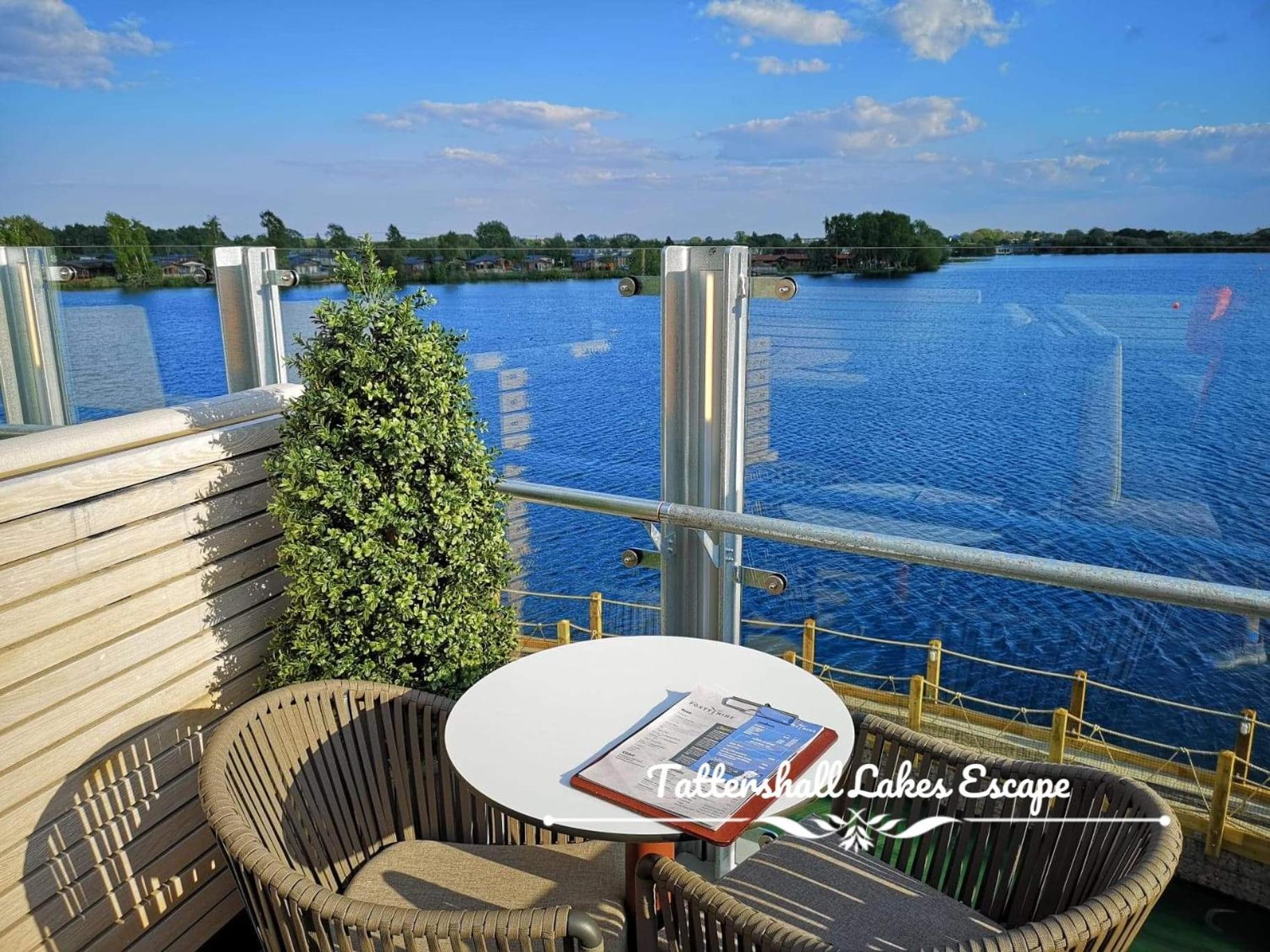 Meridian Tattershall Lakes Escape - Lakeside Lodge Caravan With A Fishing Peg Luxury Hot Tub Ngoại thất bức ảnh