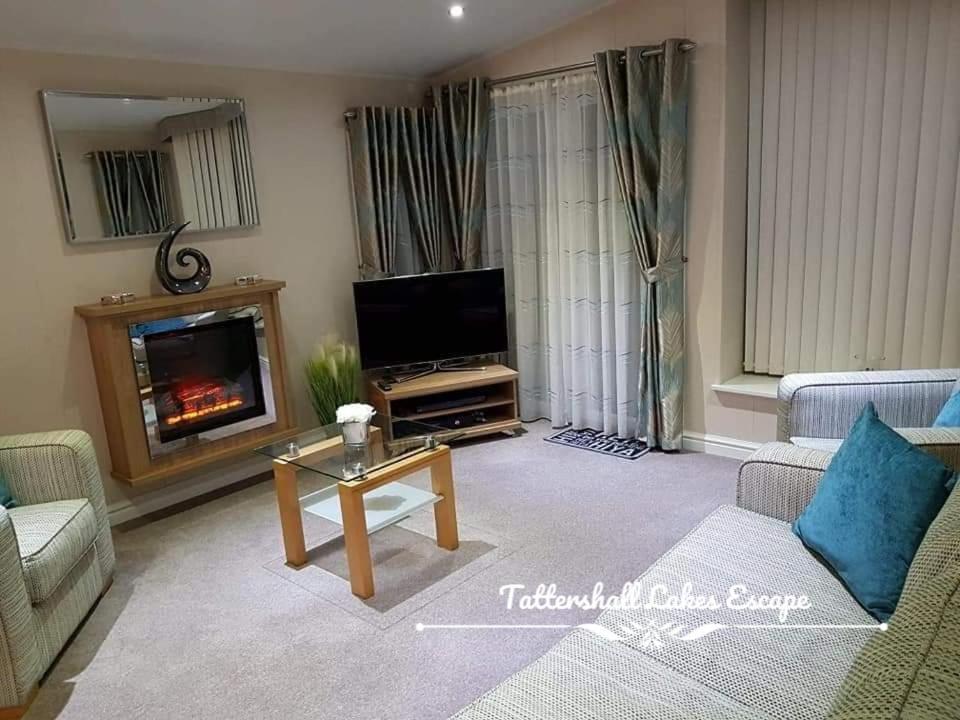 Meridian Tattershall Lakes Escape - Lakeside Lodge Caravan With A Fishing Peg Luxury Hot Tub Ngoại thất bức ảnh
