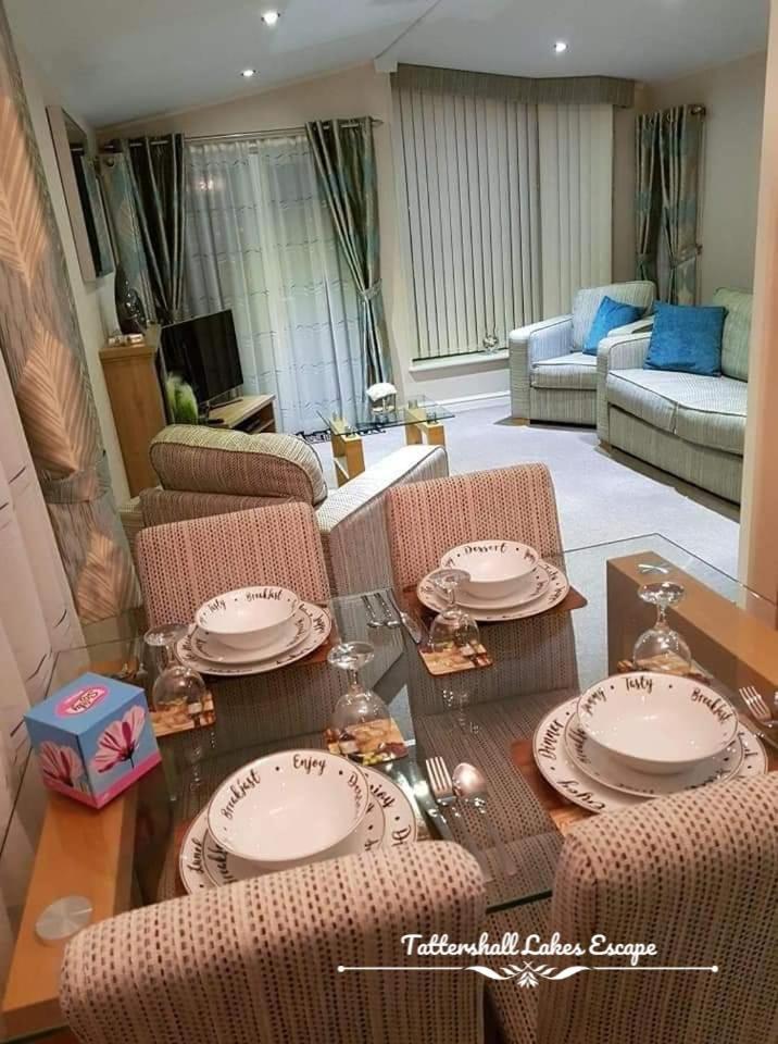 Meridian Tattershall Lakes Escape - Lakeside Lodge Caravan With A Fishing Peg Luxury Hot Tub Ngoại thất bức ảnh