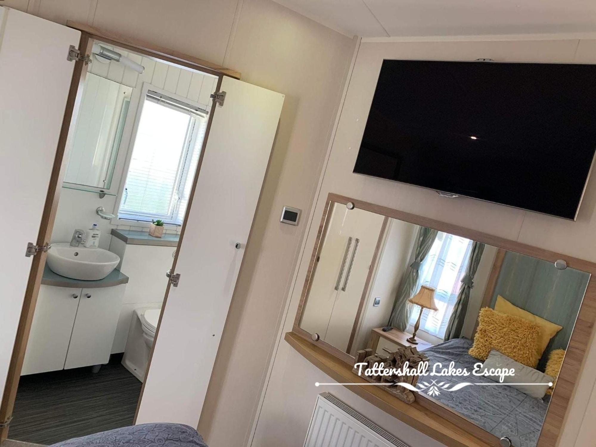 Meridian Tattershall Lakes Escape - Lakeside Lodge Caravan With A Fishing Peg Luxury Hot Tub Ngoại thất bức ảnh
