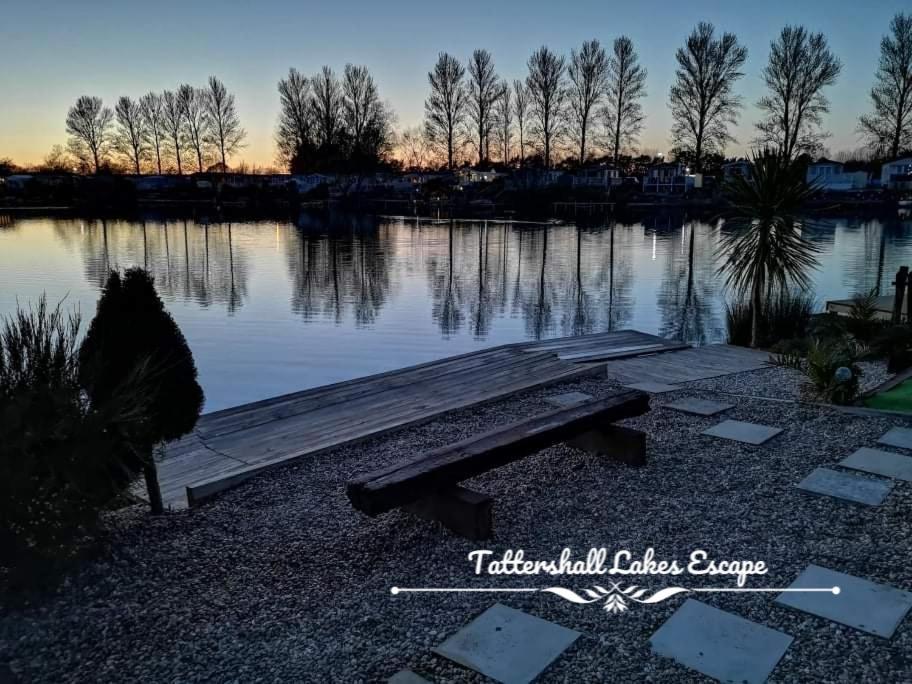 Meridian Tattershall Lakes Escape - Lakeside Lodge Caravan With A Fishing Peg Luxury Hot Tub Ngoại thất bức ảnh