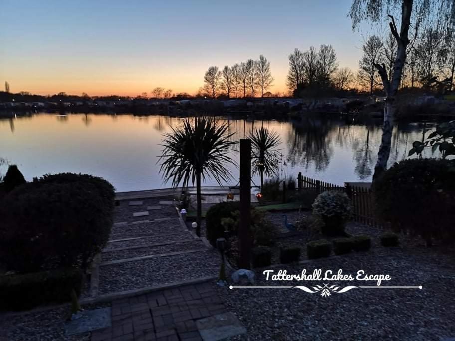 Meridian Tattershall Lakes Escape - Lakeside Lodge Caravan With A Fishing Peg Luxury Hot Tub Ngoại thất bức ảnh