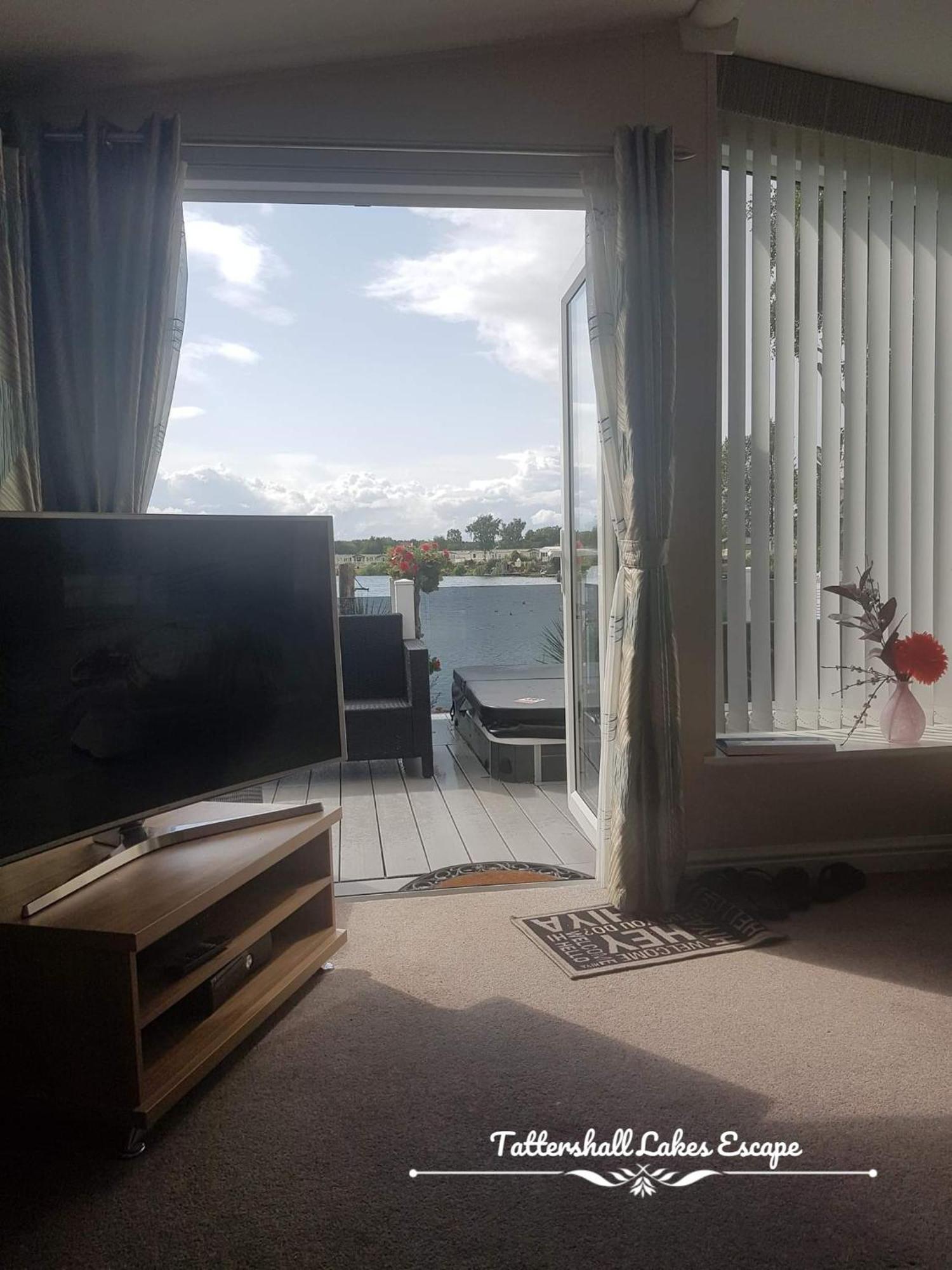 Meridian Tattershall Lakes Escape - Lakeside Lodge Caravan With A Fishing Peg Luxury Hot Tub Ngoại thất bức ảnh