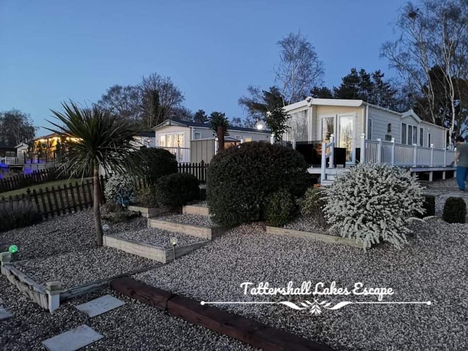 Meridian Tattershall Lakes Escape - Lakeside Lodge Caravan With A Fishing Peg Luxury Hot Tub Ngoại thất bức ảnh