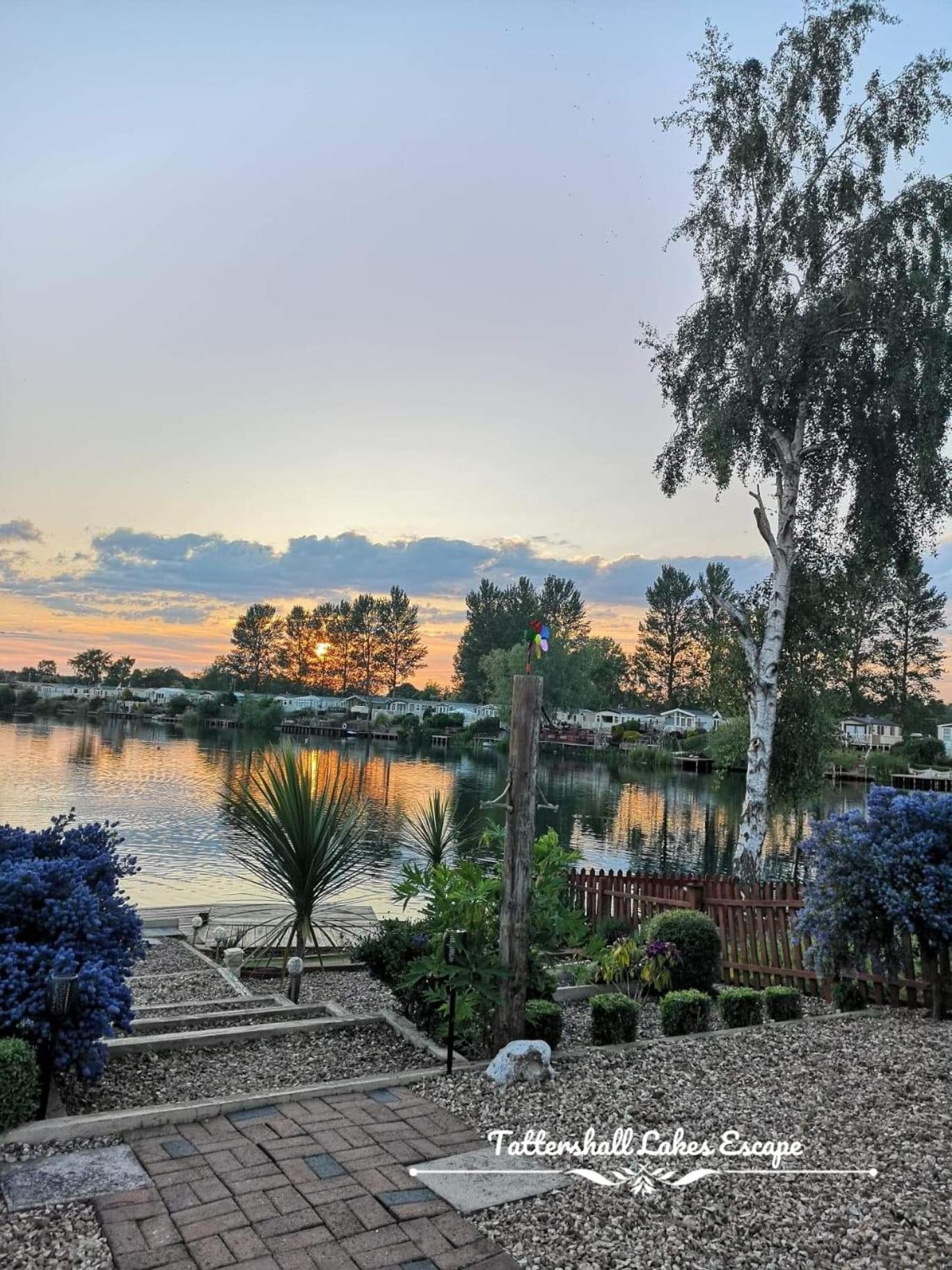 Meridian Tattershall Lakes Escape - Lakeside Lodge Caravan With A Fishing Peg Luxury Hot Tub Ngoại thất bức ảnh