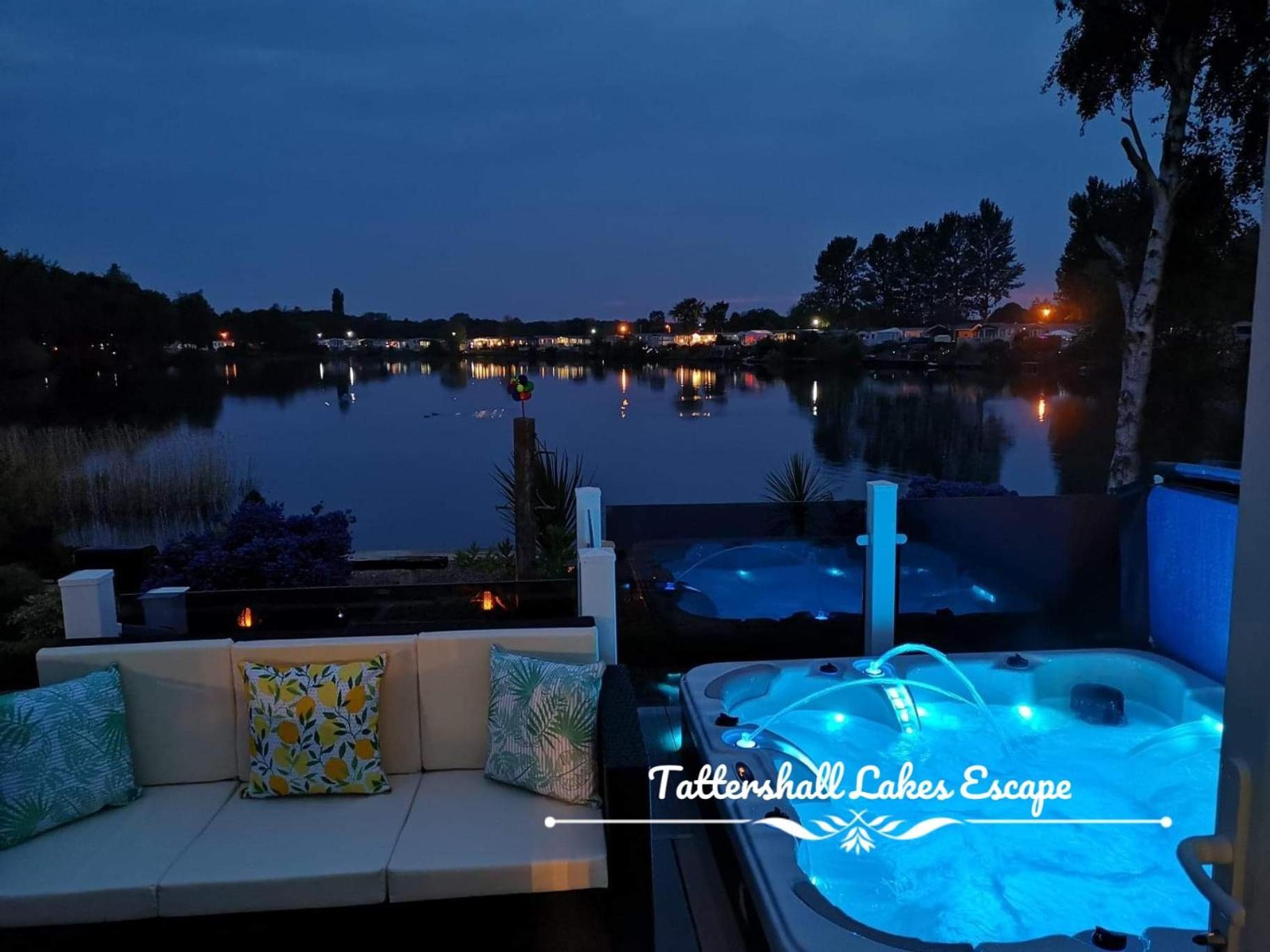 Meridian Tattershall Lakes Escape - Lakeside Lodge Caravan With A Fishing Peg Luxury Hot Tub Ngoại thất bức ảnh