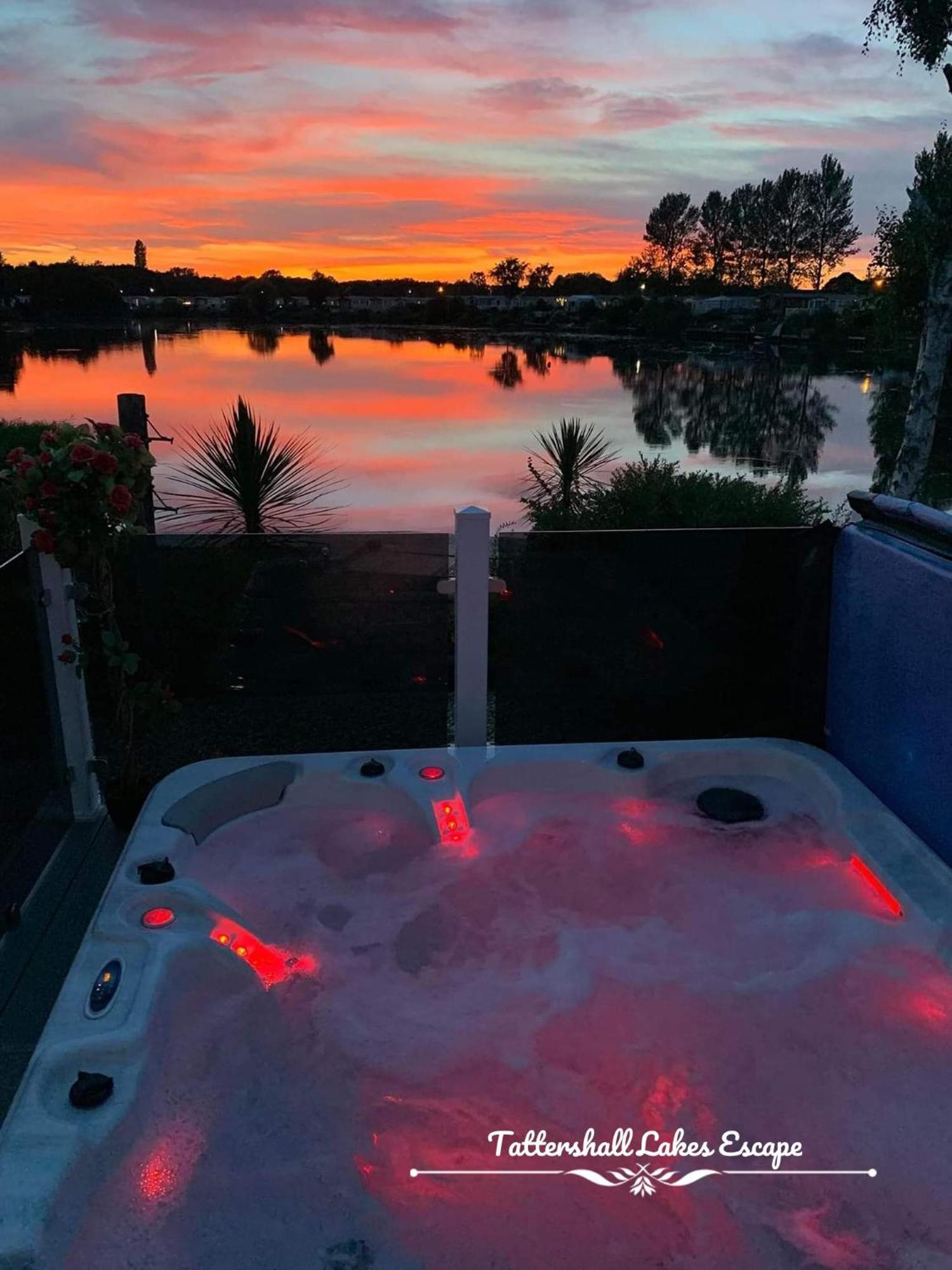 Meridian Tattershall Lakes Escape - Lakeside Lodge Caravan With A Fishing Peg Luxury Hot Tub Ngoại thất bức ảnh