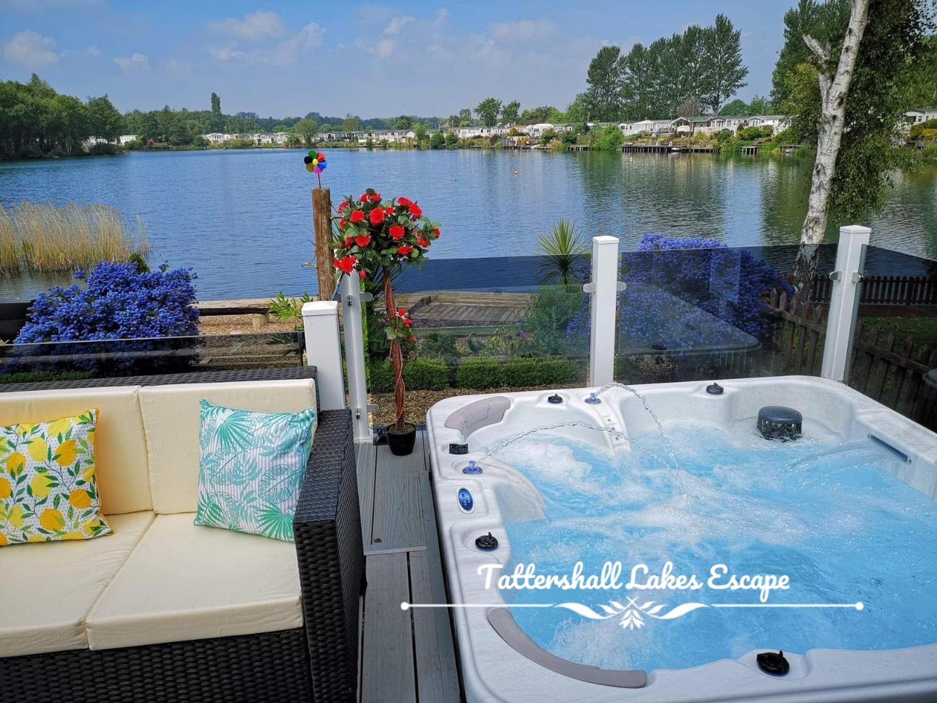 Meridian Tattershall Lakes Escape - Lakeside Lodge Caravan With A Fishing Peg Luxury Hot Tub Ngoại thất bức ảnh